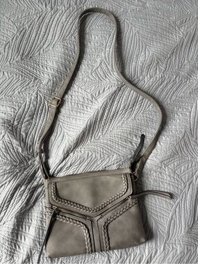 Gray purse with lots of pockets
